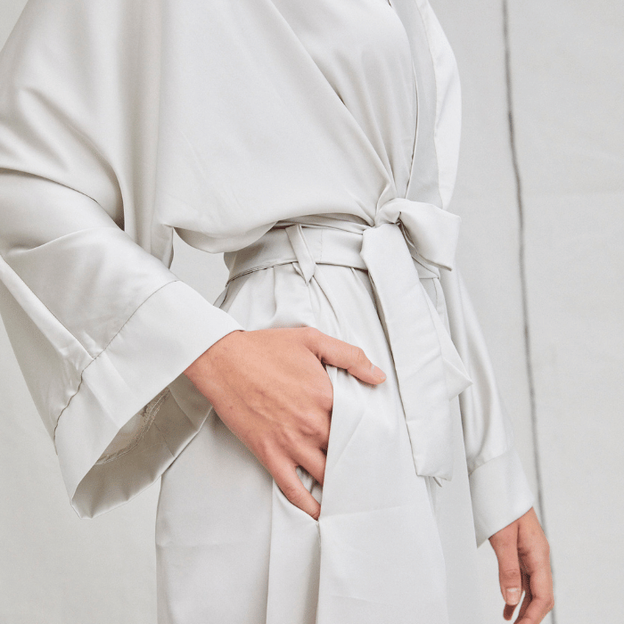 Bata Larga Gris de Satín Viscosa con Cinto - Parsons
