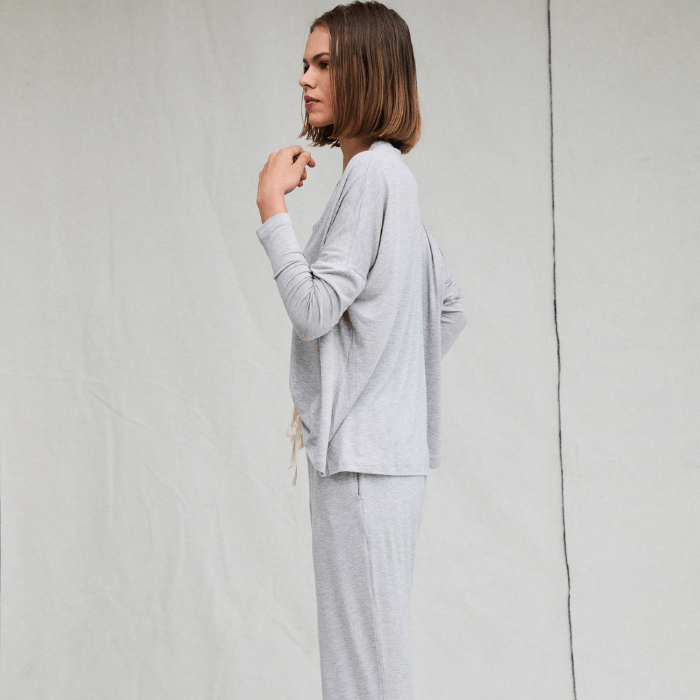 Conjunto polera, manga larga, escote en V y pantalón Antonia, en colores crudo, gris melange, rosa - Parsons