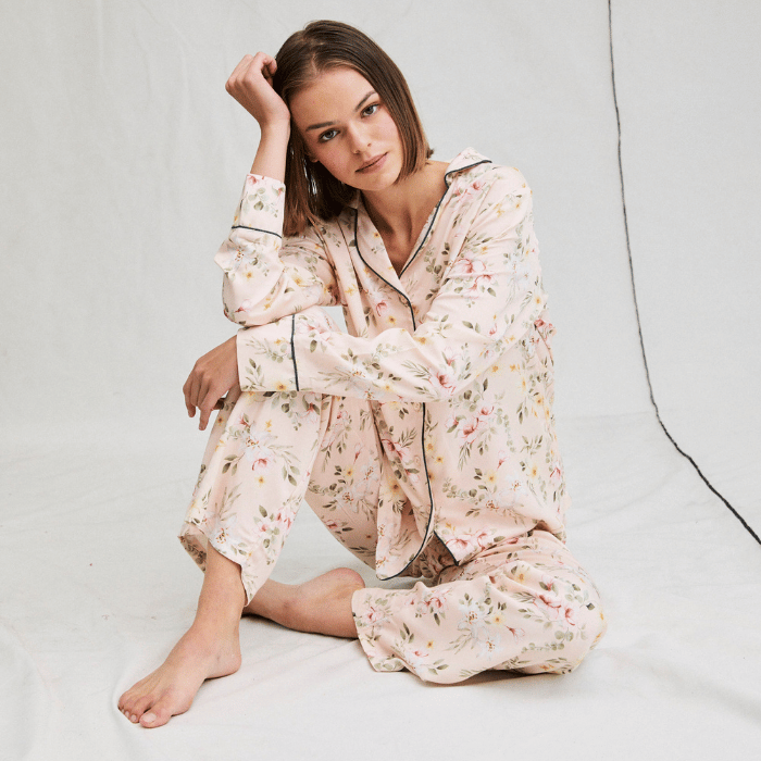 Pijama Conjunto Rosa Pantalón y Blusa Manga Larga con Flores, en verde y damasco - Parsons