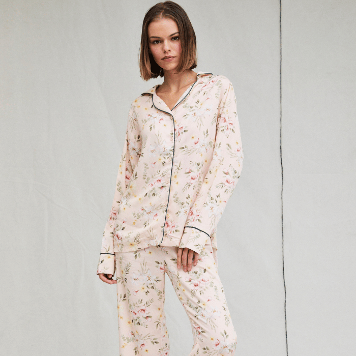 Pijama Conjunto Rosa Pantalón y Blusa Manga Larga con Flores, en verde y damasco - Parsons