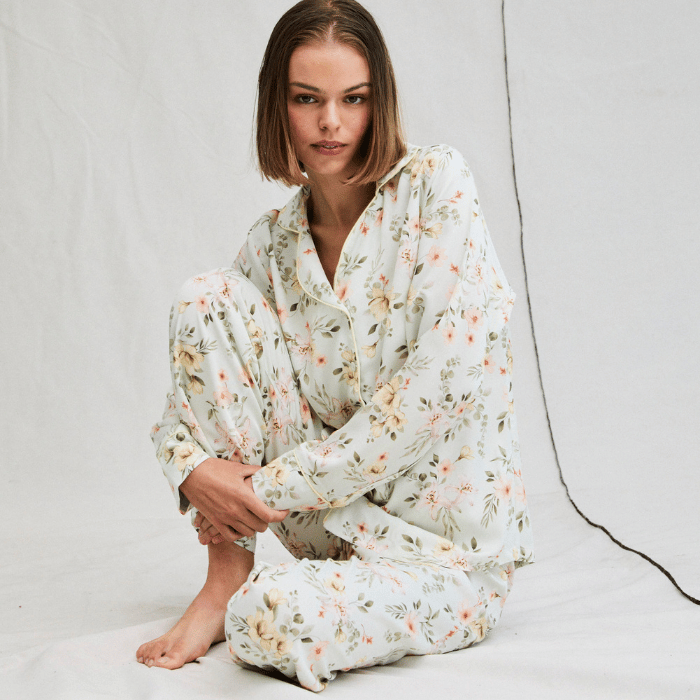 Pijama Conjunto Rosa Pantalón y Blusa Manga Larga con Flores, en verde y damasco - Parsons