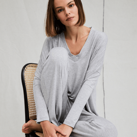 Conjunto  polera, manga larga, escote en V y pantalón  Antonia, en colores crudo, gris melange, rosa - Parsons